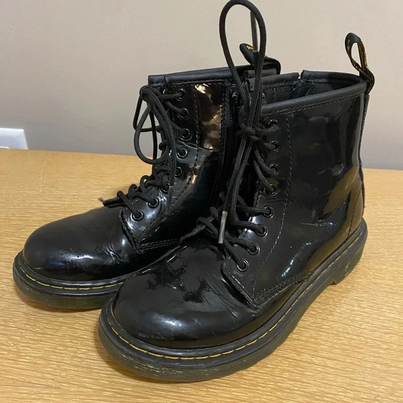 Kids black Dr Marten combat boots, size 1 - Picture 2 of 7